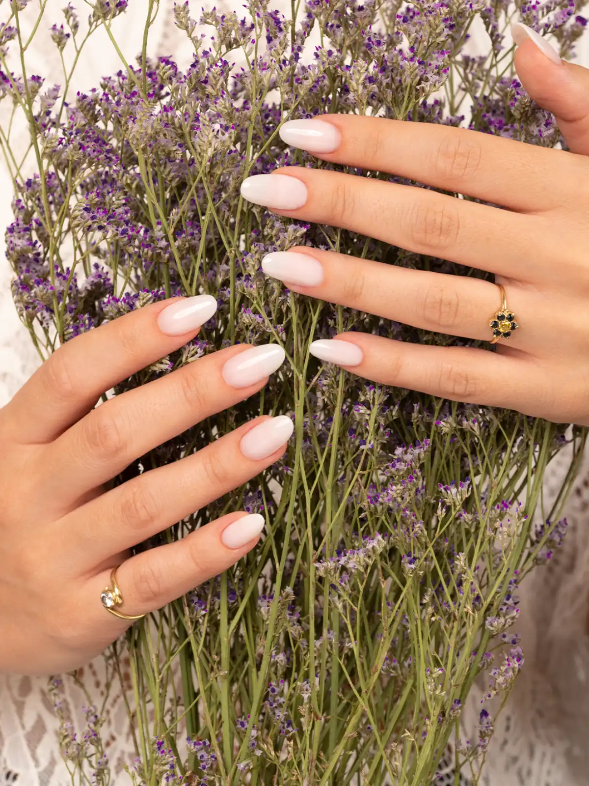 Milky Nails La Tendance Des Ongles Blanc Laiteux